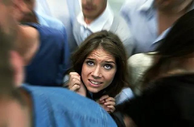 किसी को आ जाएं भीड़ में पैनिक अटैक तो ऐसे पहचाने और सही तरीके से जाने कैसे करें मदद