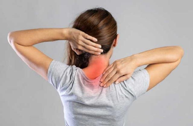 जिद्दी सर्वाइकल दर्द से भारतीय ही सबसे जयादा क्यों परेशान? दवाई से नहीं यूं मिलेगा सही आराम