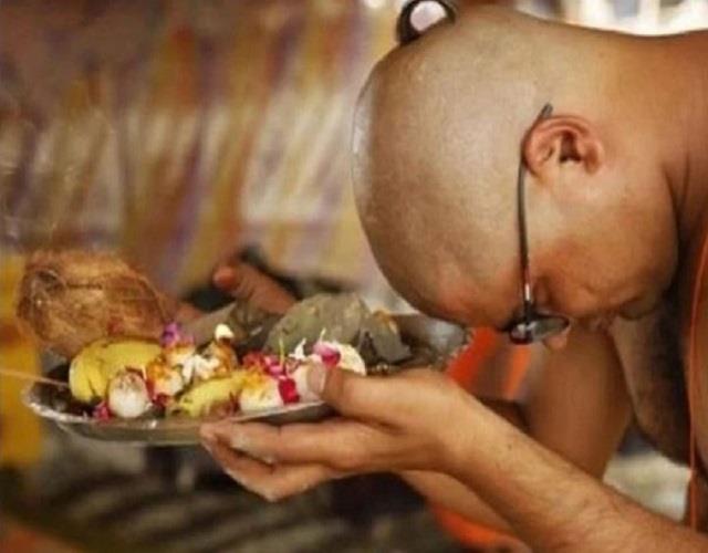 घर में आए ब्राह्मण को कभी न परोसें एक साथ तीन रोटी, वरना पितर हो जाएंगे नाराज