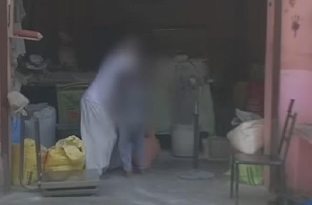 रेप की नियत से दुकान पर आई बच्ची को जबरदस्ती उठाकर ले गया बुजुर्ग, लीक हुआ वीडियो