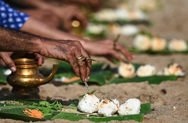 पूर्वजों के लिए खोलना है बैकुंठ का द्वार, तो श्राद्ध में तिल का जरूर करें दान