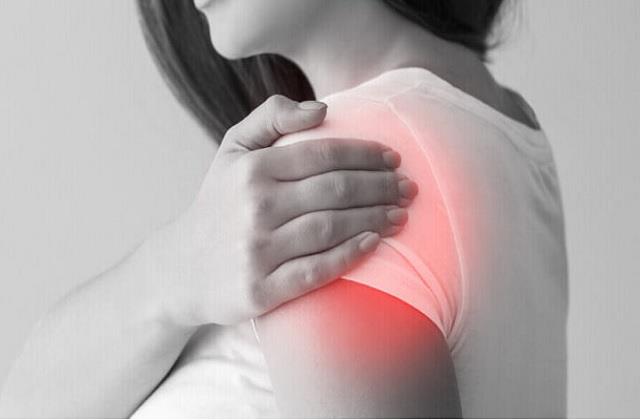 बाएं कंधे का दर्द बता रहा है शरीर की बड़ी बीमारी! तुरंत जानें वजह और बचाव