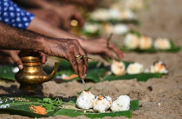 क्या सच में परिजनों से मिलने परलोक से  पृथ्वी पर आते हैं  पूर्वज? पितृपक्ष को लेकर जान लें ये काम की बातें