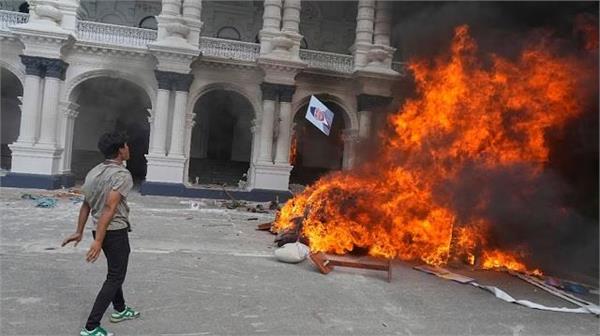 नेपाल में हिंसा की आग में जली इंसानियत: पूर्व प्रधानमंत्री की पत्नी को ज़िंदा जलाया गया