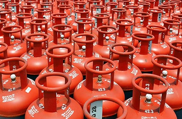 महिला सशक्तिकरण की दिशा में बड़ा कदम: सरकार देगी 25 लाख नए मुफ्त LPG कनेक्शन, जानें किसे मिलेगा लाभ - pm ujjwala yojana free lpg connection 2025 women empowerment-mobile