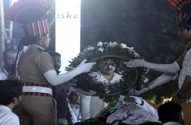 राजकीय सम्मान के साथ नाना पाटेकर काे दी गई विदाई, बेटे ने बताई रात को  अंतिम संस्कार करने की वजह