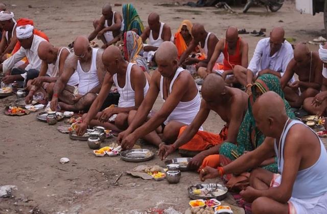 थाली में 3 रोटी रखना है महापाप, ब्राह्मण को भोजन कराते समय याद रखें ये जरूरी नियम