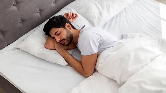 सोते-सोते कैसे आ जाता है  Brain Stroke? सुबह उठते ही दिखें ये लक्षण तो बिल्कुल न करें Ignore