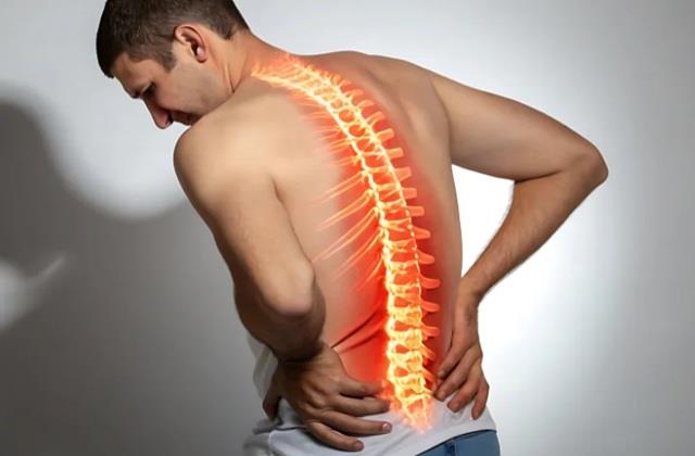 उम्र कम है पर पीठ दर्द दादा- दादी जैसा है? तो समझिए Spine क्यों हो रही है कमजोर