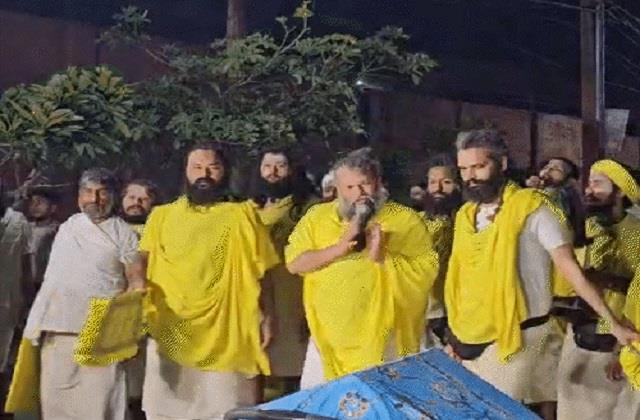 एक शिष्य ने दी जान, दूसरा हुआ लापता... एक के बाद एक हादसाें से विवादों में घिरा प्रेमानंद महाराज का आश्रम