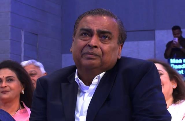 अंबानी परिवार के बच्चों ने जब की परिवार के संस्कारों की बात, तो मुकेश अंबानी के छलके आंसू