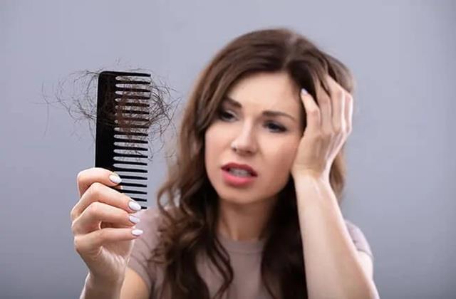 जब आप स्ट्रेस में होते हैं तो बालों पर क्या होता है असर? Hair Fall के इन तरीकों पर रखें नजर