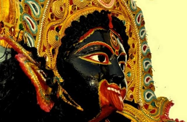 इस मंदिर में प्रसाद के रूप में चढ़ती है मदिरा, मां को प्रसन्न करने के लिए दी जाती है बलि