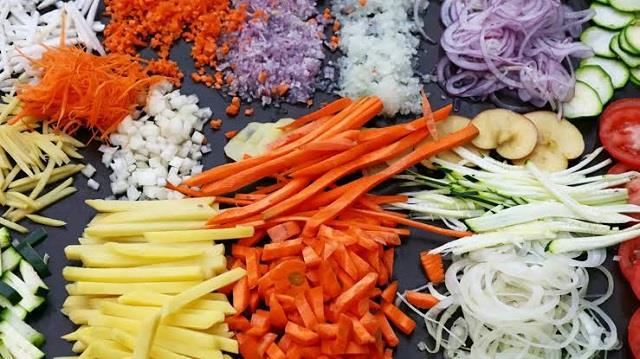 नहीं खराब होगी कटी हुई सब्जियां, Kitchen में इन तरीकों से कर लें स्टोर