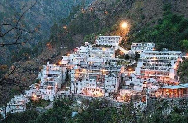 नवरात्रि में माता वैष्णो धाम में उमड़ी भारी भीड़, 8 दिन में 4 लाख श्रद्धालुओं ने किए दर्शन
