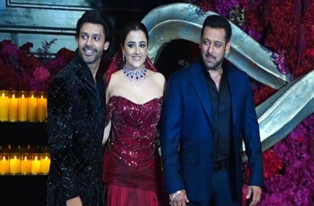 कृति सेनन की बहन की  रिसेप्शन में सज-धज कर पहुंचे सितारे,  सलमान खान ने लूट ली महफिल