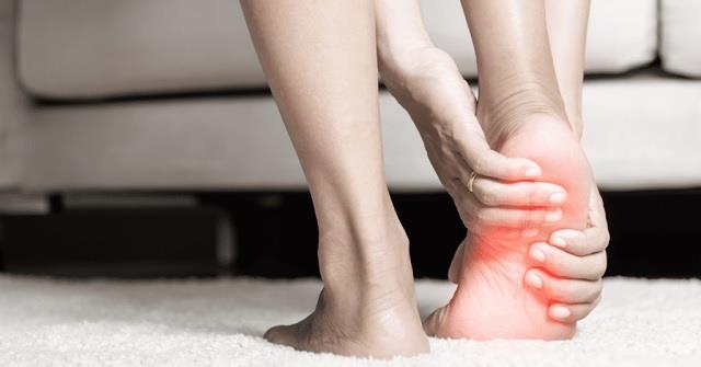 किस कमी से एड़ी में दर्द होता है? जानिए पैरों पर दिखने वाले रोगों के संकेत
