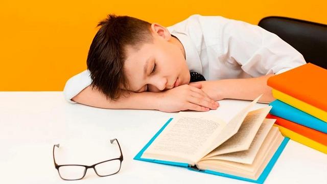 बच्चों पर न डालें पढ़ाई का दबाव, कम उम्र में स्ट्रैस से हो सकते हैं गंभीर नुकसान