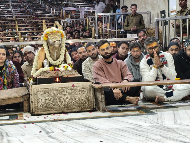 भस्म आरती में लीन विराट कोहली और कुलदीप यादव, मैच से पहले किए बाबा महाकाल  के दर्शन - virat kohli joins bhasma aarti at ujjain s mahakal temple-mobile