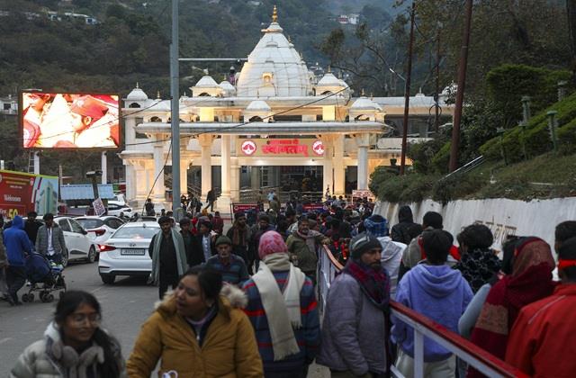 नए साल में वैष्णो देवी भवन में उमड़ी भारी भीड़, श्राइन बोर्ड को  रोकना पड़ा रजिस्ट्रेशन