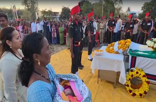 शहीद पिता को अंतिम विदाई देने आई 8 घंटे की बच्ची,  स्ट्रेचर से शमशान घाट पहुंची पत्नी