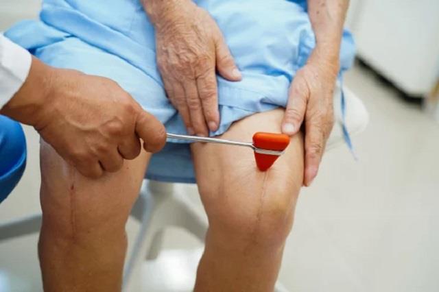 घुटनों के ट्रांसप्लांट से बचना है? तो ये गलतियां बिल्कुल न करें