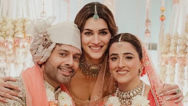 नूपुर सेनन ने शेयर की अनसीन तस्वीरें, दुपट्टे पर लिखवाई पति के लिए खास लाइन