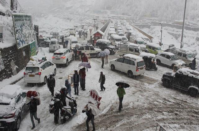 इस देश में भारी बर्फबारी का कहर: 3 NH समेत 832 सड़कें बंद, 3 लोगों की मौत