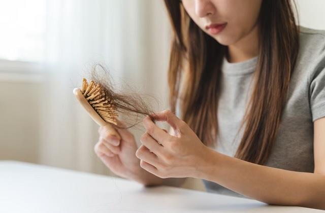 कम उम्र में झड़ते बाल? अनिरुद्धाचार्य बोले शैंपू छोड़िए, ये 3 चीजें अपनाइए