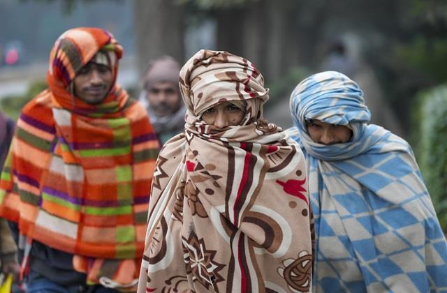कहीं बर्फबारी तो कहीं कोहरा.... कश्मीर से लेकर आगरा तक ठंड से कांप रहे लोग