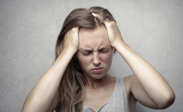 Normal सिरदर्द बन सकता है खतरनाक, ये लक्षण दिखें तो तुरंत डॉक्टर के पास जाएं