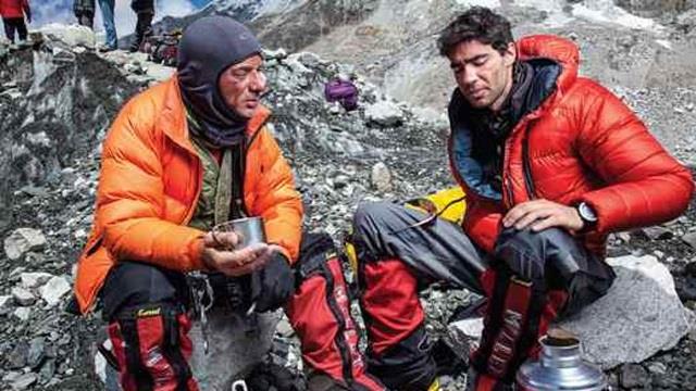 माउंट एवरेस्ट पर इंसानियत की जीत: Israeli Climber ने अपनी जान जोखिम में डाल बचाई एक ज़िंदगी