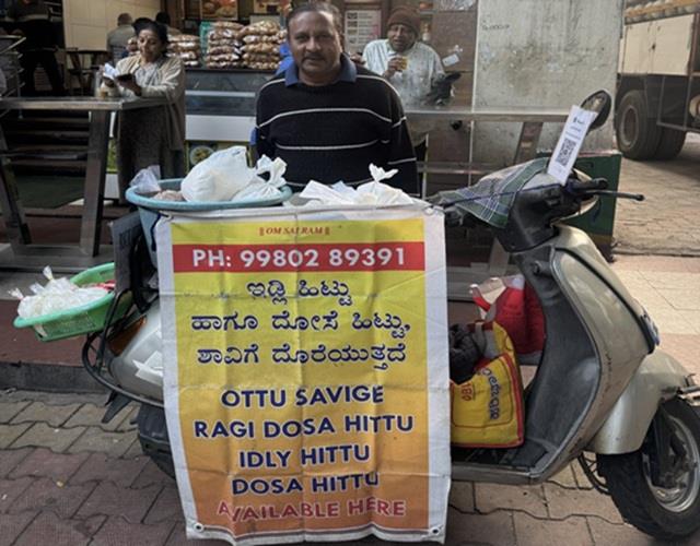 इस पिता को सलाम!  बेटी को पढ़ाने के लिए सुबह बेचते हैं डोसा , दोपहर को करते हैं नौकरी