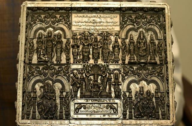 25 लाख का वैडिंग कार्ड , 3 किलो के निमंत्रण पत्र में विराजे 65 देवी-देवता, एक साल में हुआ तैयार