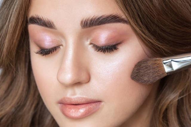 सर्दियों में भी चेहरे पर बनाए रखें ग्लो, अपनाएं ये आसान मेकअप और स्किन के टिप्स