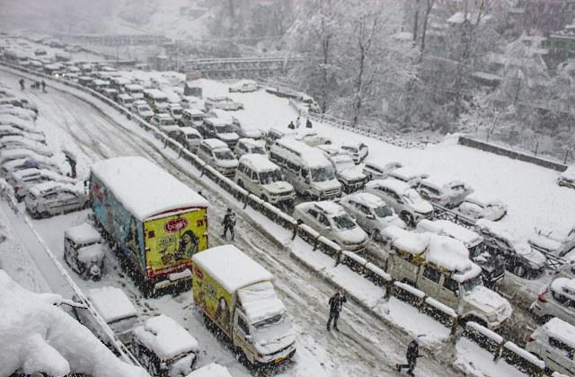 हिमाचल में  एक ही दिन Snowfall ने किया बुरा हाल, कुल्लु- मनाली में सड़कें बंद, लंबे जाम में फंसे पर्यटक