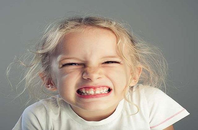 अगर बच्चा दांत पीसता है तो हो जाएं सावधान, जानिए इसका कारण