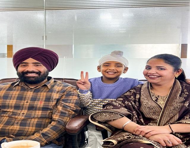 उम्र छोटी लेकिन जिम्मेदरी बड़ी... मूक-बधिर मम्मी- पापा के साथ लोगाें का पेट भरता है उनका बेटा