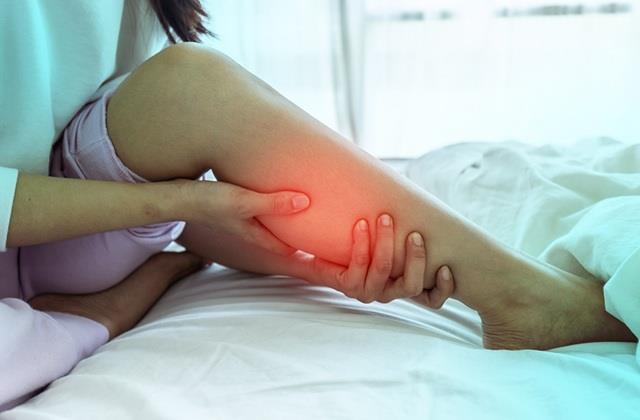 रात में ही क्यों होता हैं पैंरों में दर्द? सर्जन ने बताए 2 मेन कारण