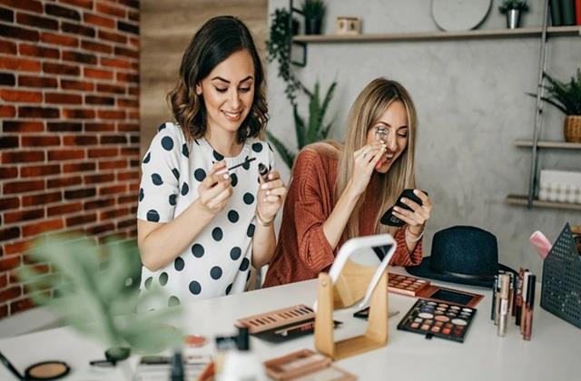 डॉक्टरों की चेतावनी- आज से ही स्किन केयर प्रोडक्ट्स शेयर करने की छोड़ दो आदत