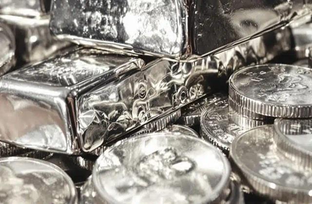 चांदी ने तोड़ दिए सारे रिकॉर्ड,  इतिहास में पहली बार पहुंची 3 लाख के पार