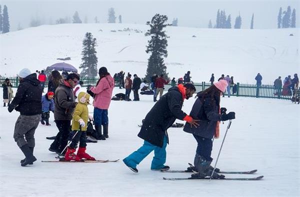 नए साल में कश्मीर में लौटी नई खुशियां, पहलगाम हमले के बाद सुनसान हो गई थी घाटी