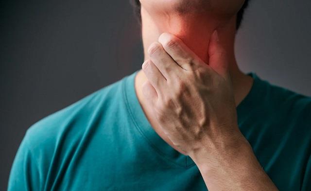 बारिश के मौसम में गले का दर्द परेशान कर रहा है? यहां जानें राहत पाने के लिए क्या करें