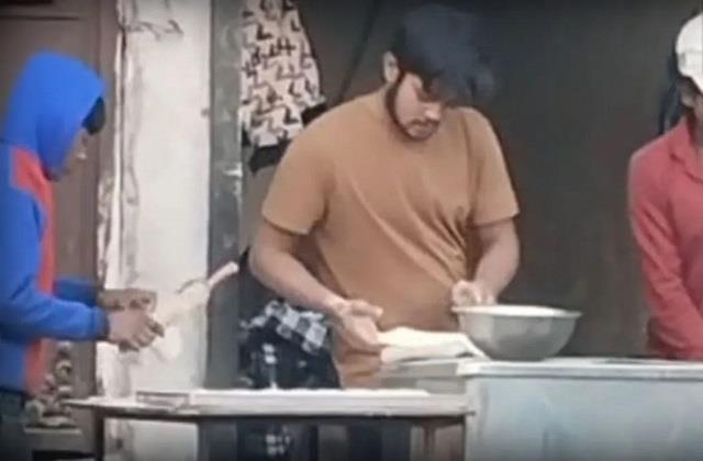 होटल कर्मचारी ने थूककर तंदूर में सेंकी रोटी, Video Viral देख लोग भड़के