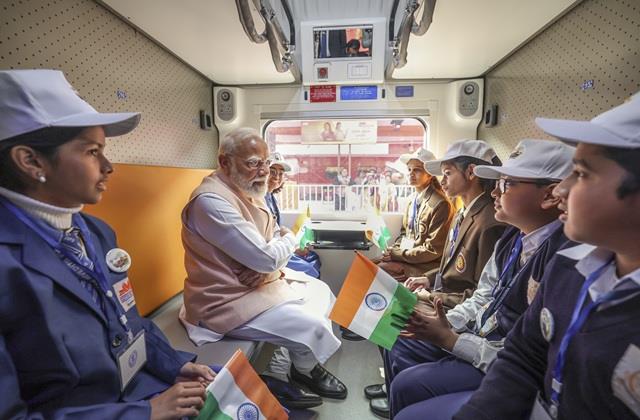 खाने से लेकर सुरक्षा तक सब कुछ है शानदार ... पहली वंदे भारत स्लीपर ट्रेन के फीचर्स देख हैरान हुए यात्री