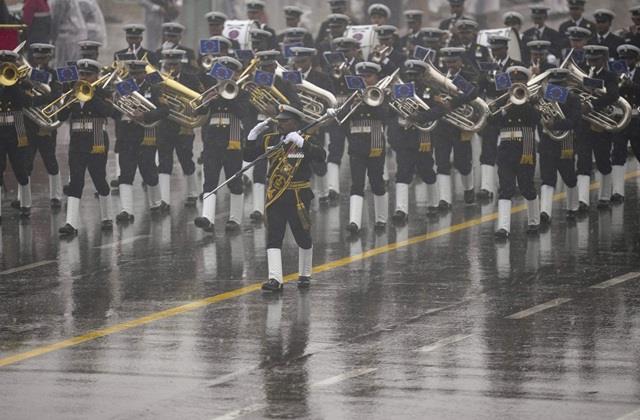 बारिश में भीगते रहे लेकिन नहीं रुके कदम ...गीली वर्दी में गणतंत्र दिवस की रिहर्सल करते दिखे सैनिक
