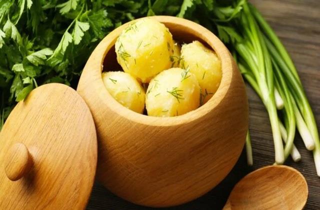 क्या बिना पानी के भी उबल सकते हैं आलू? अपनाएं ये है आसान ट्रिक