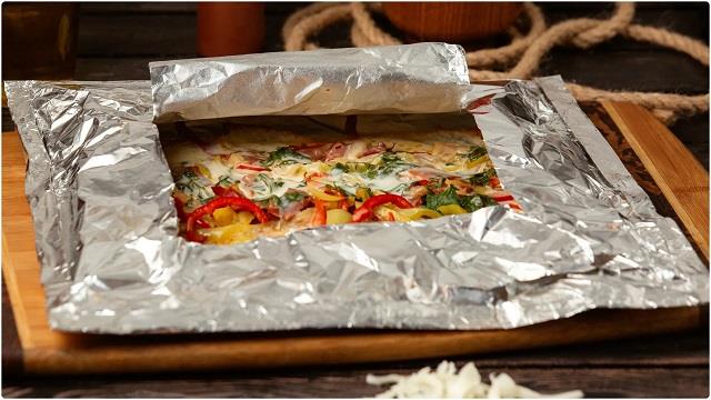 क्या आप भी रोज़ खाना एल्युमिनियम फॉयल में लपेटती हैं? डॉक्टरों ने दी चेतावनी