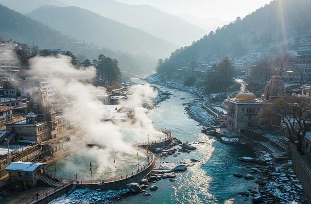 भारत के 6 मशहूर हॉट स्प्रिंग्स, जहां एक डुबकी से मिटती है थकान और दूर होते हैं रोग