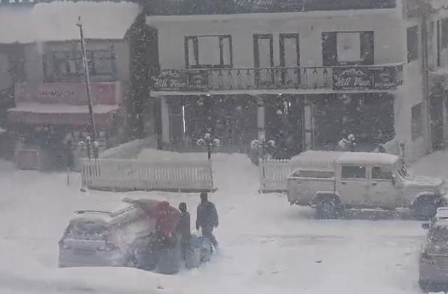 बर्फबारी के बाद वाहन चालकों के लिए अलर्ट, आने वाले दिनों में और बढ़ सकती हैं मुश्किलें